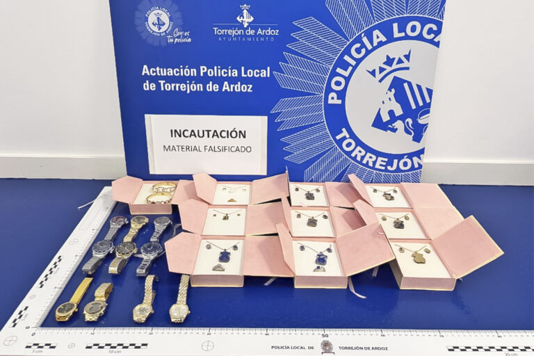 Policía local en mercadillo de Torrejón incautando productos falsificados