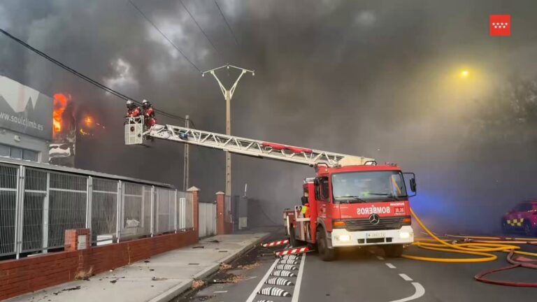 Incendio en nave industrial de bazar en calle Severo Ochoa Leganés
