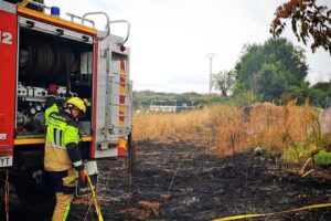 Bomberos y Protección Civil trabajando en incendio La Mierla Guadalajara
