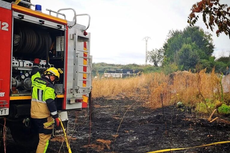 Bomberos y Protección Civil trabajando en incendio La Mierla Guadalajara