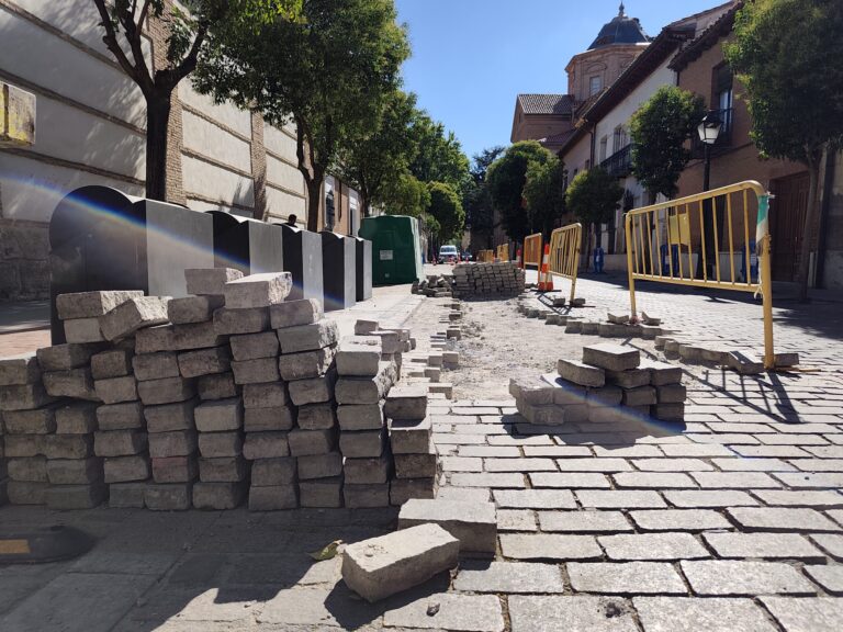 Calle Santiago en Alcalá de Henares durante reparación calzada