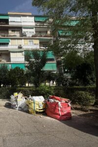 Policía Local en Coslada retirando objetos tras vertidos ilegales