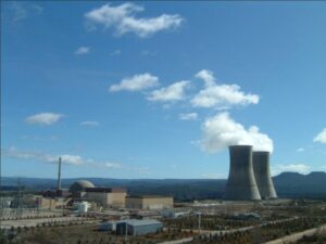 Fachada central nuclear Trillo en Guadalajara con equipo técnico