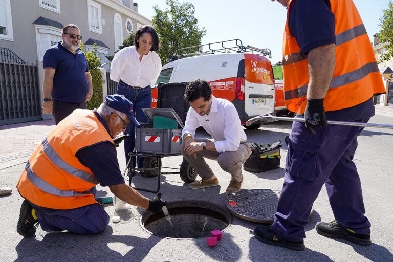 Trabajadores aplican tratamientos contra ratas en Torrejón de Ardoz
