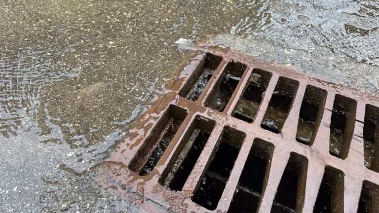 Trabajadores renovando alcantarillado en municipio del Corredor del Henares