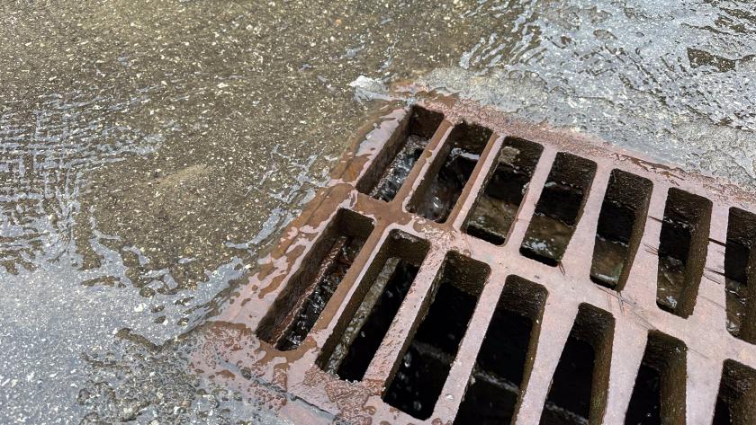 Trabajadores renovando alcantarillado en municipio del Corredor del Henares