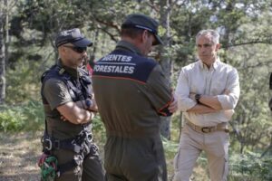 Agentes forestales trabajando en Madrid durante incendio forestal