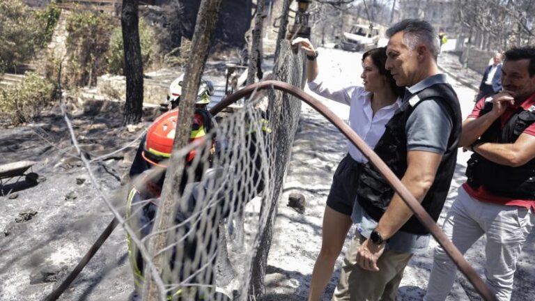 Equipo de bomberos y evacuados en El Encinar del Alberche incendio