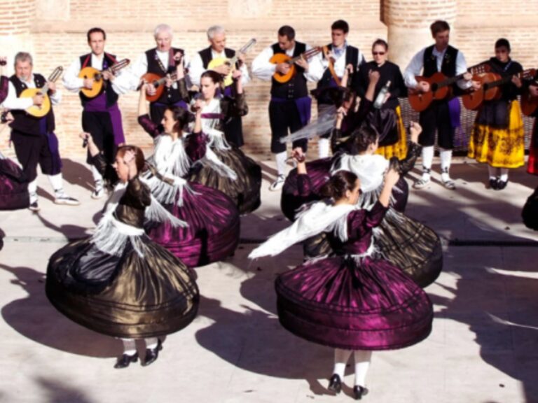 Actuación del Grupo Folclórico Palacio de la Cotilla en parque Concordia Guadalajara