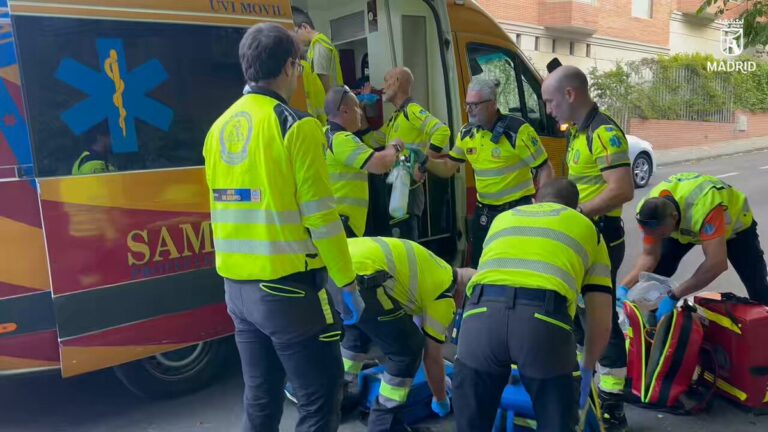 Rescate de hombre en piscina comunitaria en Hortaleza Madrid