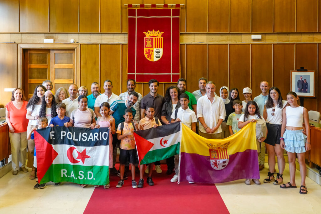 Niños saharauis llegando a Torrejón de Ardoz en acto oficial