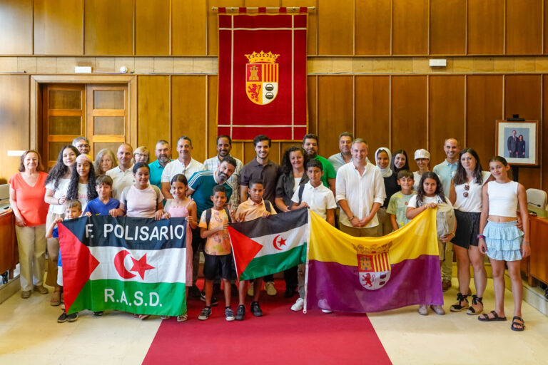 Niños saharauis llegando a Torrejón de Ardoz en acto oficial