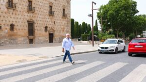 Policía local en paso de peatones en Guadalajara ciudad