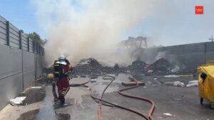 Incendio en nave de reciclaje en Loeches con montones de basura