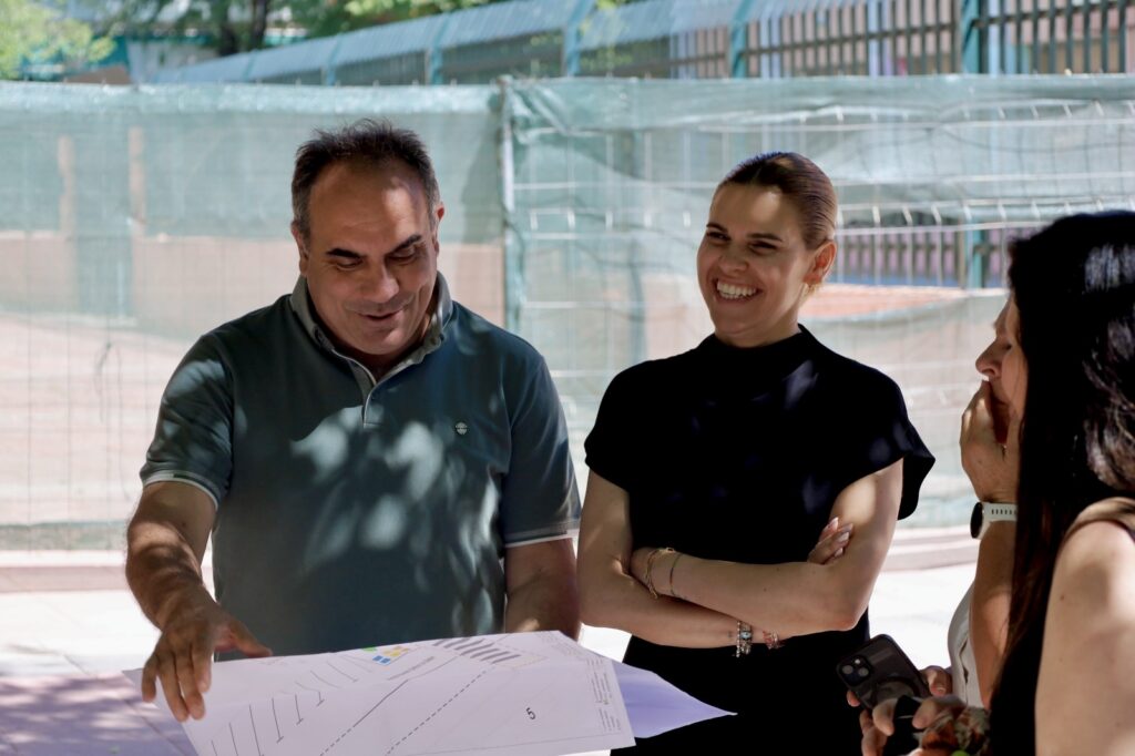 Vista general de la plaza renovada frente colegio Santos Niños en Alcalá
