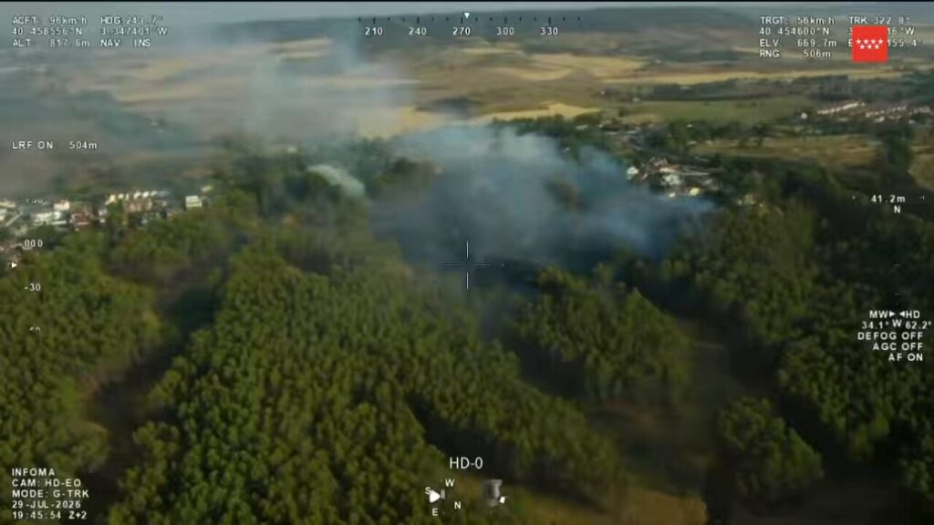 Helicópteros y bomberos extinguen incendio forestal en Villalbilla