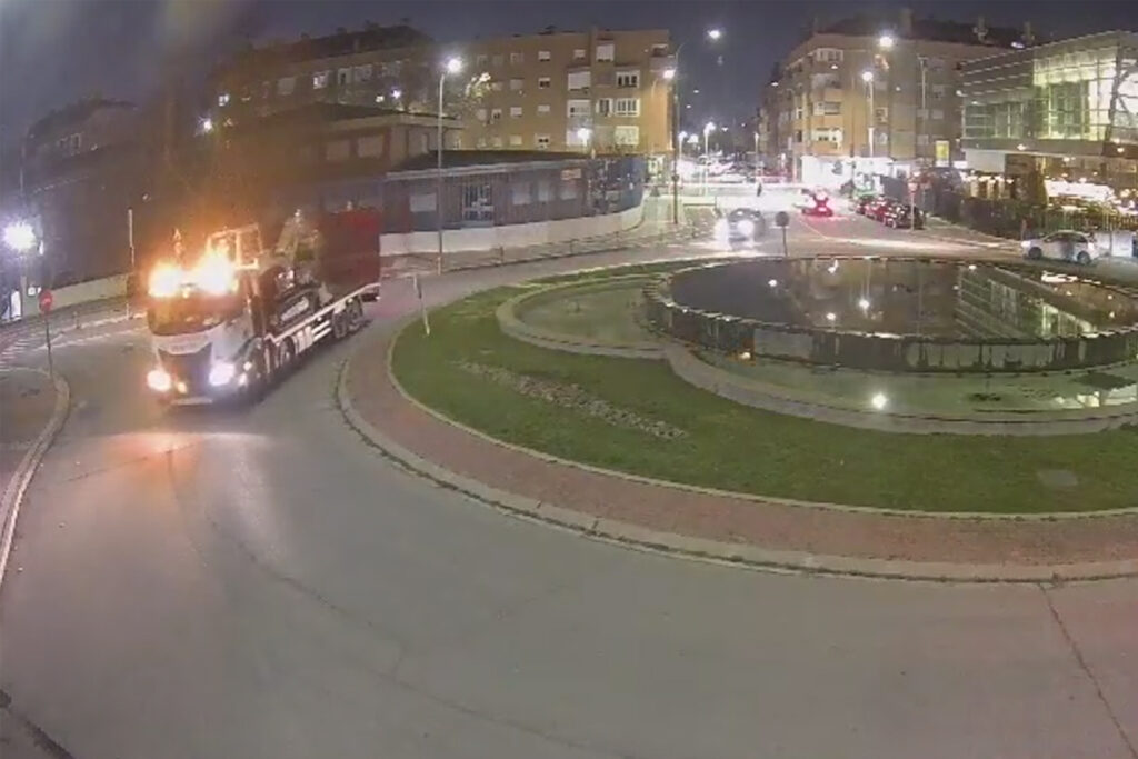 Cámaras de tráfico en Torrejón de Ardoz con retroexcavadora en calle