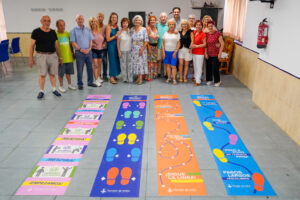 Interior del centro de mayores Madrid con actividades y usuarios