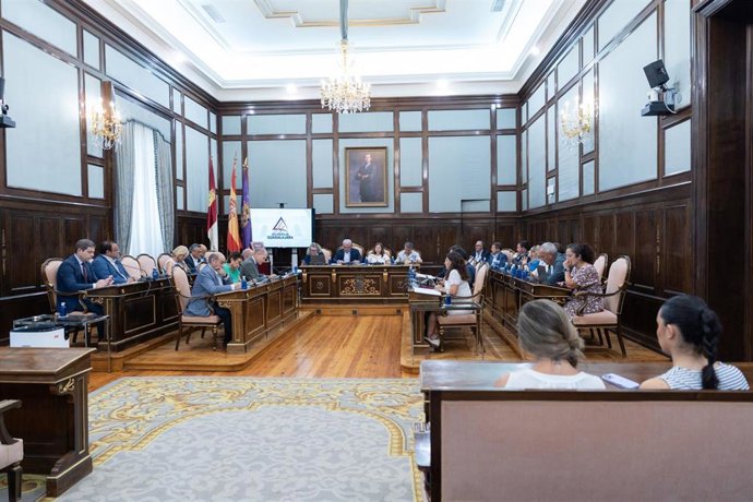 Reunión de Diputación de Guadalajara con mapa de incendios La Mierla