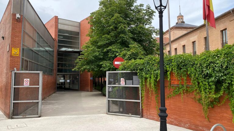 Fachada biblioteca Cardenal Cisneros Alcalá de Henares agosto 2026