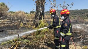 Medios aéreos y terrestres vigilando incendio en Sierra Oeste Madrid