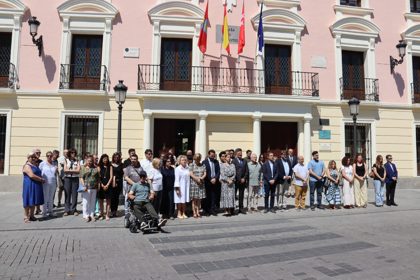 Fachada del Ayuntamiento de Alcalá con pancarta apoyo Venezuela