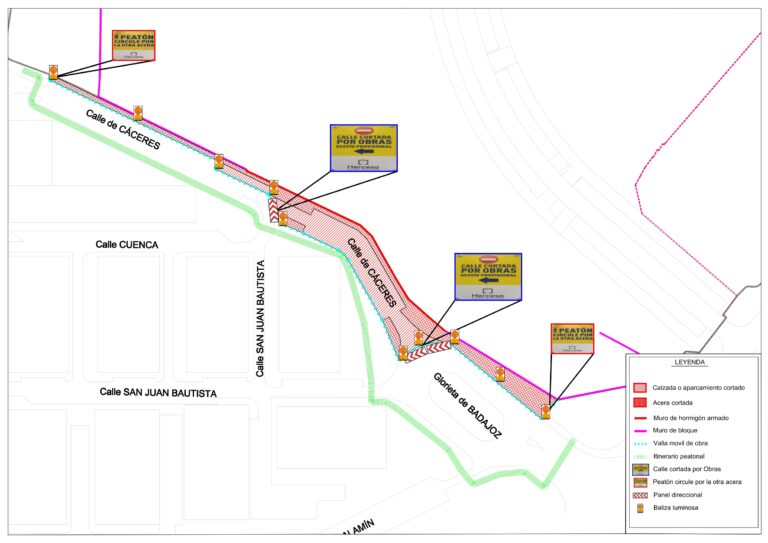 Calle Cáceres en Guadalajara con señalización de obras y corte trafico