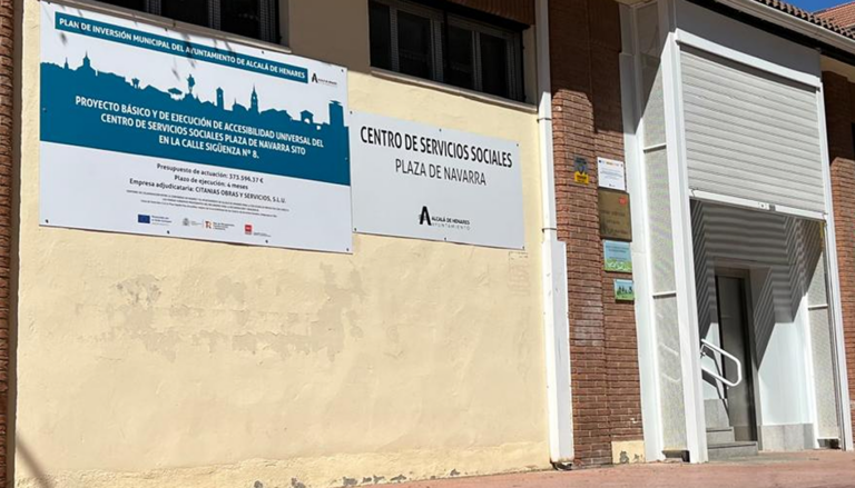 Oficina municipal con carteles sobre ayudas en Alcalá de Henares