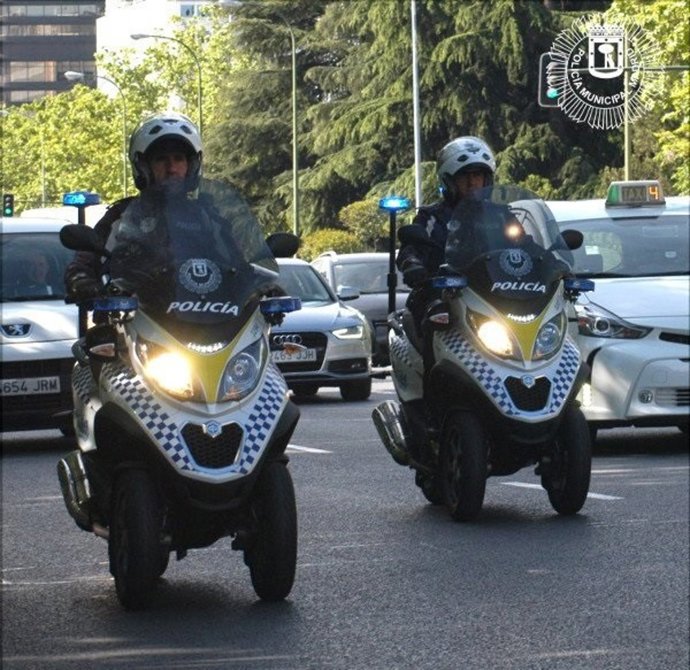 Policía municipal Madrid en moto durante celebración Orgullo