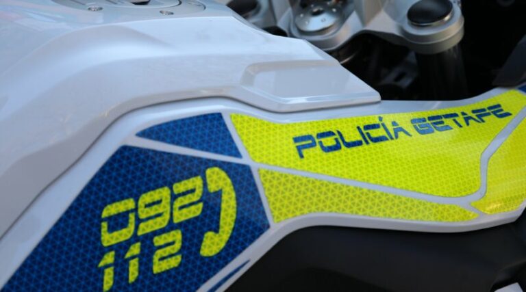 Policía local patrullando calles de Getafe en servicio