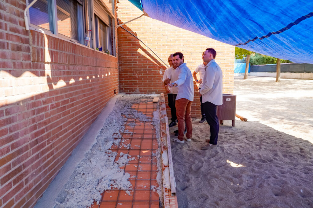Vista general de colegio público en Torrejón de Ardoz con obras