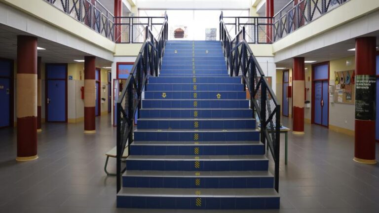 Fachada del IES Las Veredillas en Torrejón de Ardoz reformado