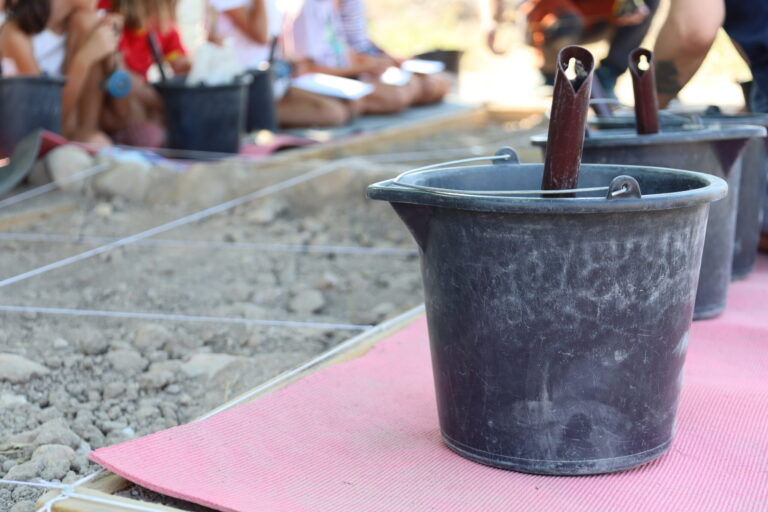 Niños excavando en actividades arqueológicas en Alcalá de Henares