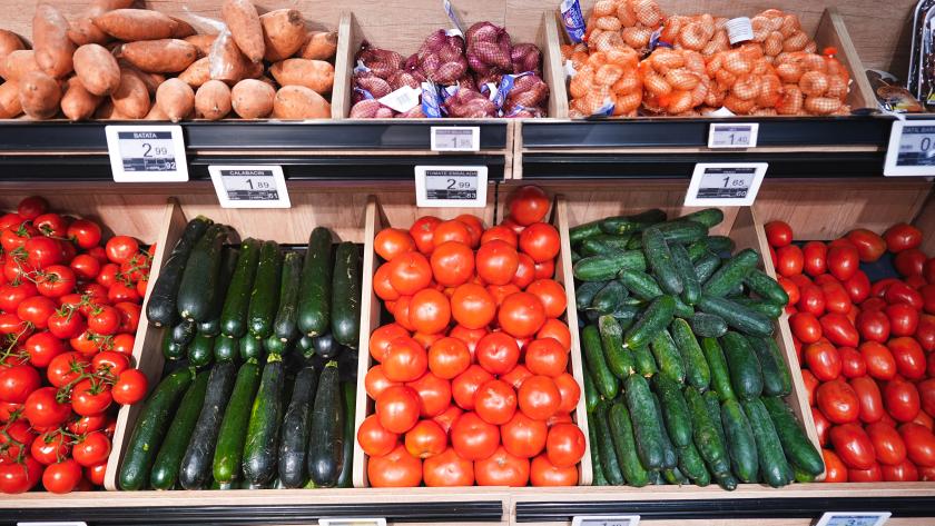 Mercado moderno en Madrid con ambiente comercial renovado