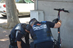 Policía Local de Alcalá controlando patinetes en calles urbanas