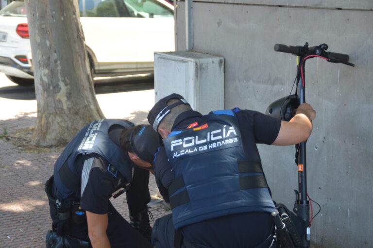 Policía Local de Alcalá controlando patinetes en calles urbanas