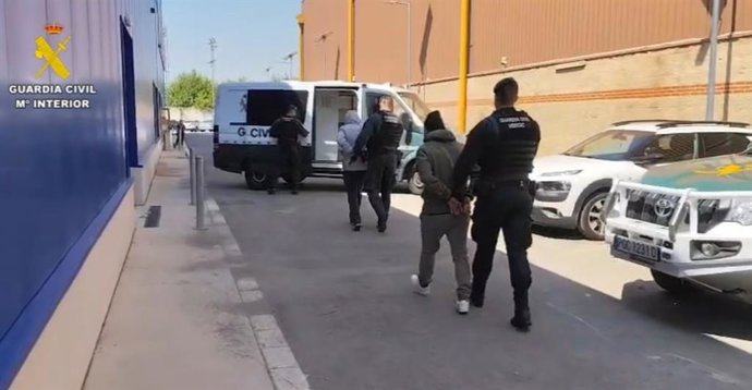 Centro comercial de Torrejón de Ardoz con patrulla Guardia Civil
