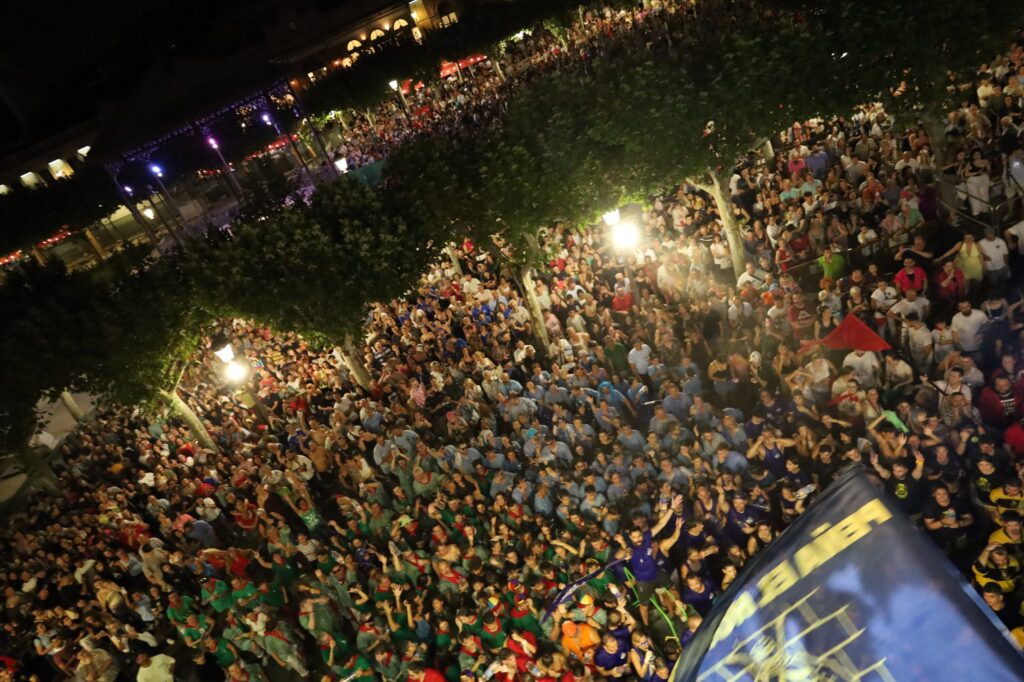Desfile de comparsas en Vía Complutense Alcalá de Henares
