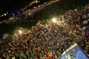 Desfile de comparsas en Vía Complutense Alcalá de Henares