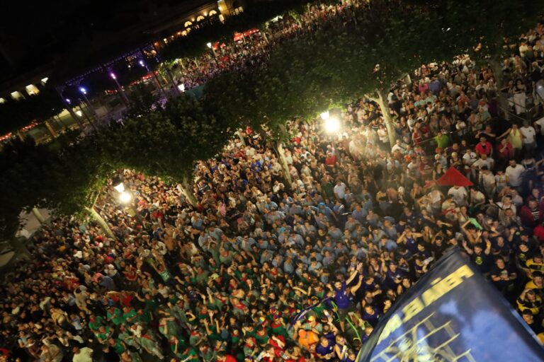Desfile de comparsas en Vía Complutense Alcalá de Henares