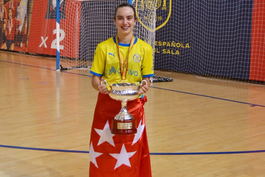 María Rollón celebrando gol en final futbol sala Las Rozas