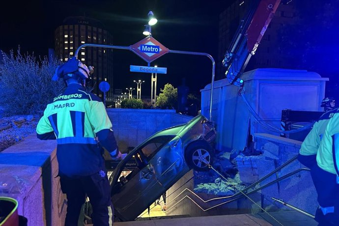 Coche incrustado en escaleras estación metro Begoña Madrid