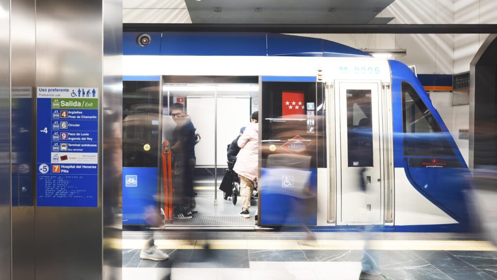 Vista del Metro de Madrid con vías y trenes renovados