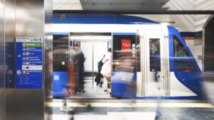 Vista del Metro de Madrid con vías y trenes renovados