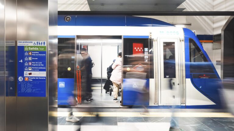 Vista del Metro de Madrid con vías y trenes renovados