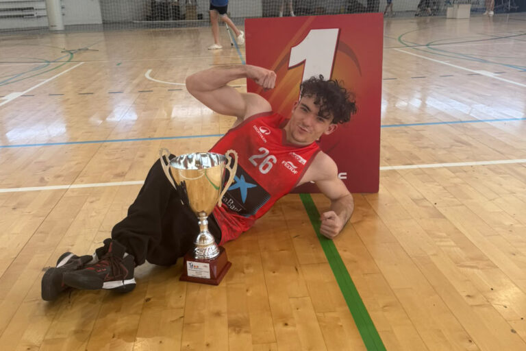 Samuel Pariente celebrando triunfo en Torrejón de Ardoz