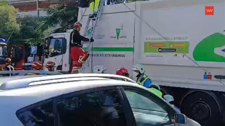 Bomberos rescatan mujer atrapada en camion reciclaje Madrid