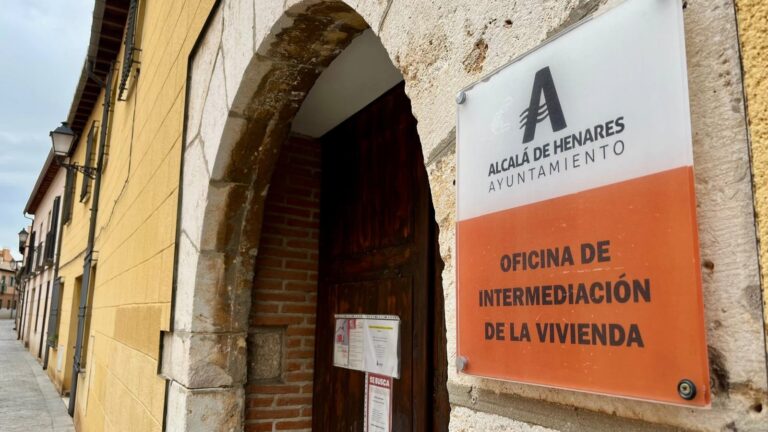 Fachada edificio viviendas alquiler asequible en Alcalá de Henares