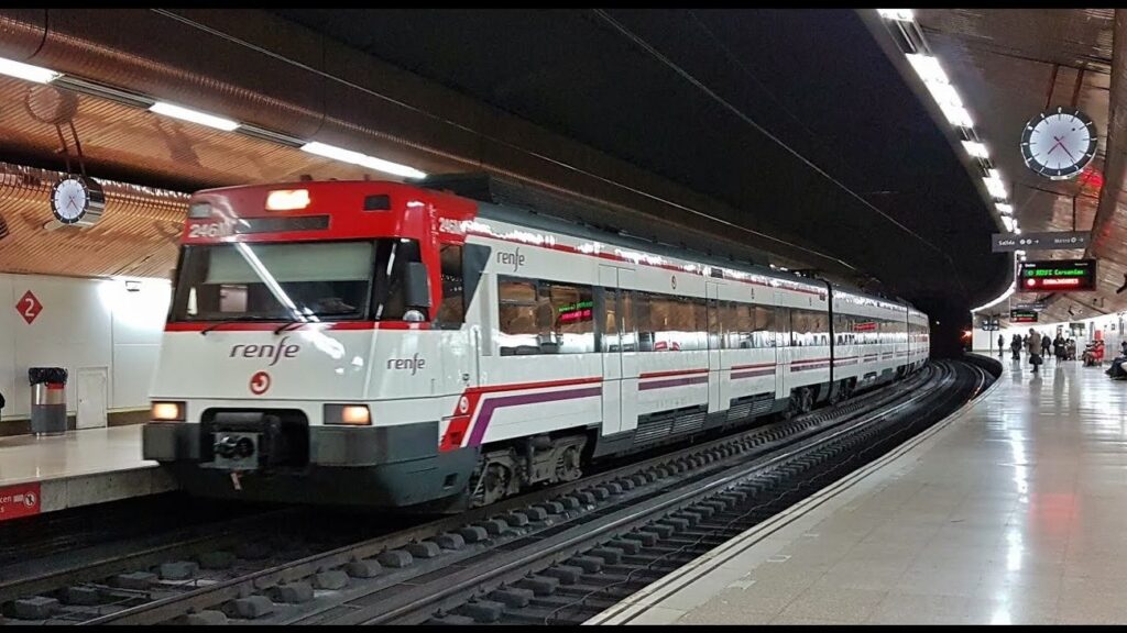 Estación de Cercanías Villaverde Alto con tren detenido en Madrid
