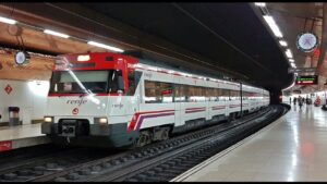 Estación de Cercanías Villaverde Alto con tren detenido en Madrid
